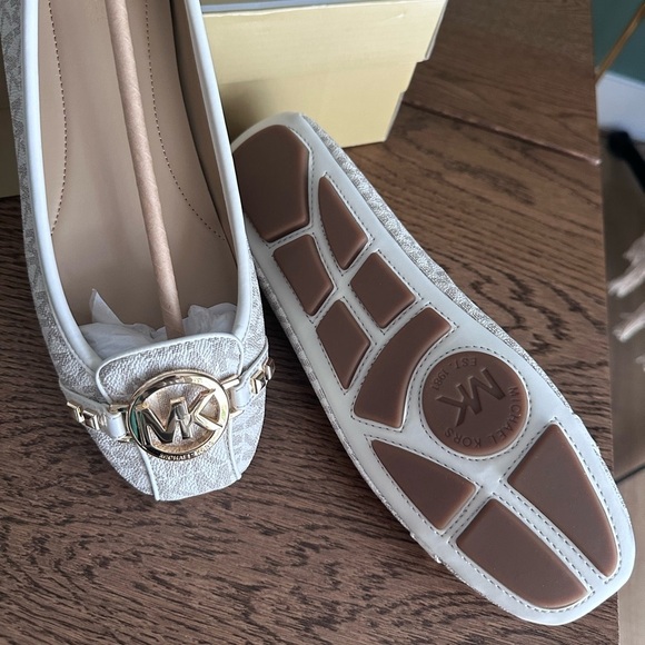 NWT! NEW! Michael Kors Fulton Studded Logo Moccasin Leather Flats Womens Vanilla - Picture 4 of 8